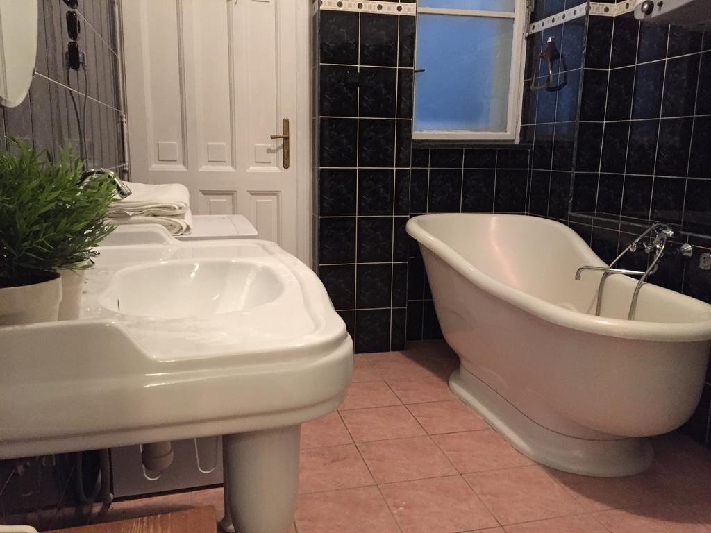 Budget Apartment By Hi5 - Vaci Street 44 Budapest Eksteriør bilde